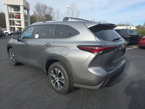 Used 2025 Toyota Highlander XLE image 6