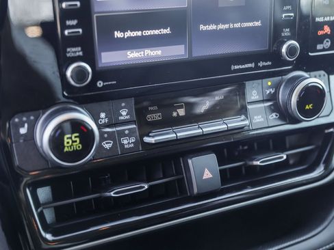 Used 2020 Toyota Highlander XLE image 18