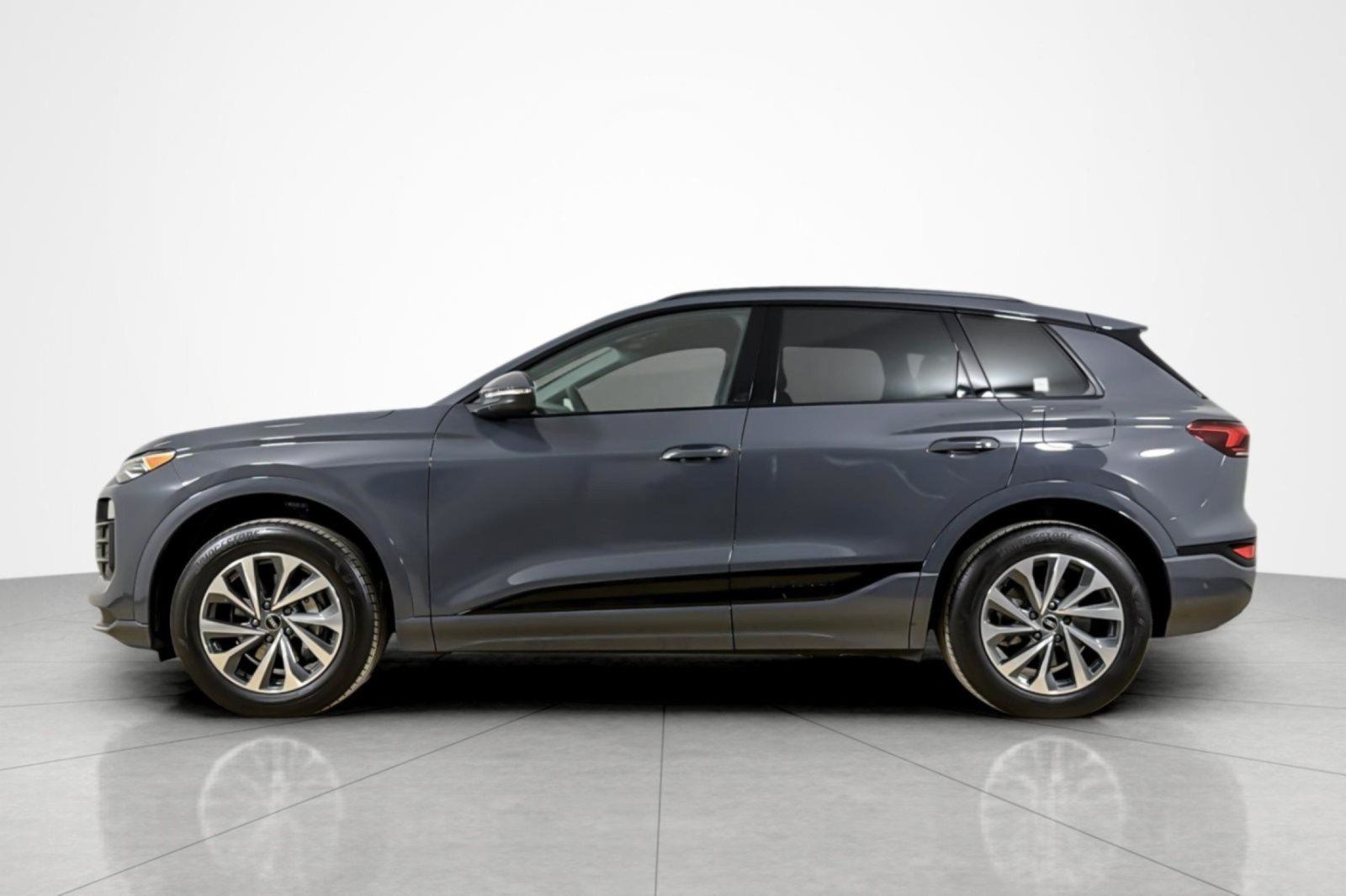 Used 2025 Audi Q6 e-tron Premium w/ Convenience Package AWD/4WD image 2