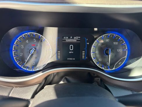 Used 2017 Chrysler Pacifica Touring-L w/ Tire & Wheel Group FWD image 12