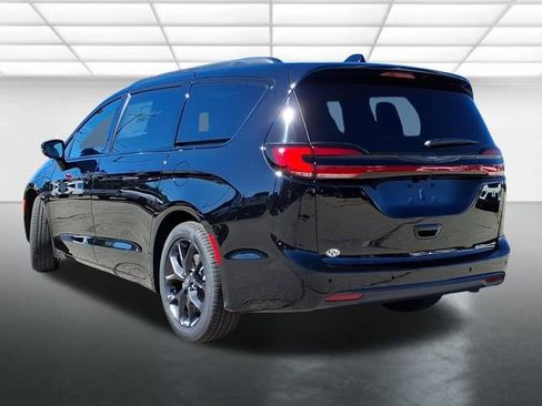 New 2026 Chrysler Pacifica Select w/ S Appearance Package image 4