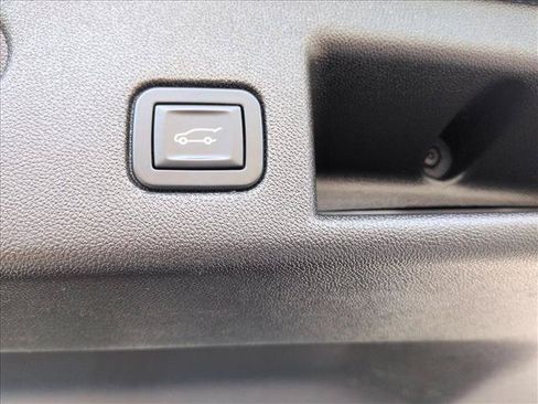 Used 2018 Chevrolet Equinox Premier FWD image 11