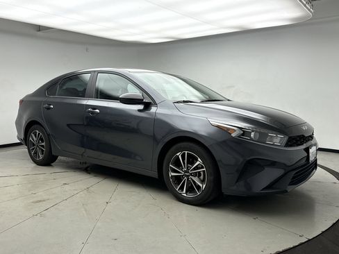 Used 2023 Kia Forte LXS w/ LXS Technology Package FWD image 7
