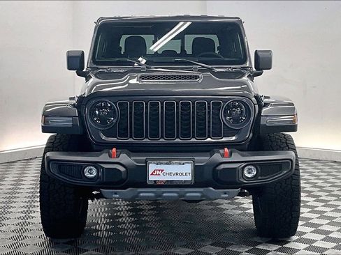 Used 2025 Jeep Gladiator Mojave image 2