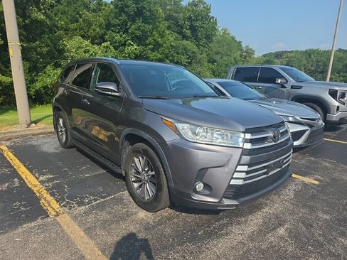 Used 2019 Toyota Highlander XLE AWD/4WD image 3