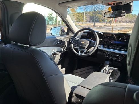 Used 2025 Chevrolet Trax LT w/ Driver Confidence Package image 25