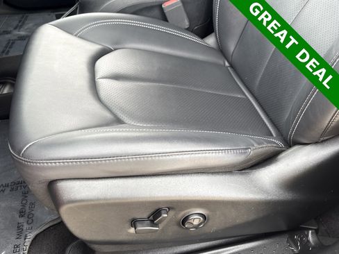 Used 2025 Chrysler Pacifica Select image 32