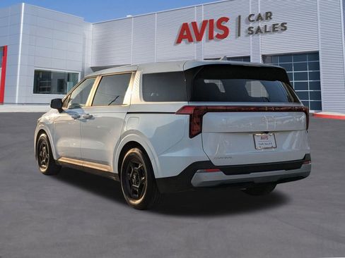 Used 2025 Kia Carnival image 3