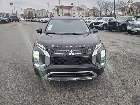 Used 2023 Mitsubishi Outlander SE image 2
