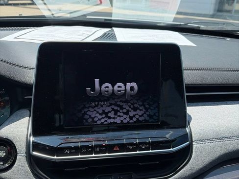 Used 2025 Jeep Compass Latitude w/ Convenience Group AWD/4WD image 14