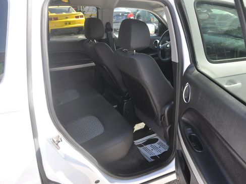 Used 2010 Chevrolet HHR LS image 7