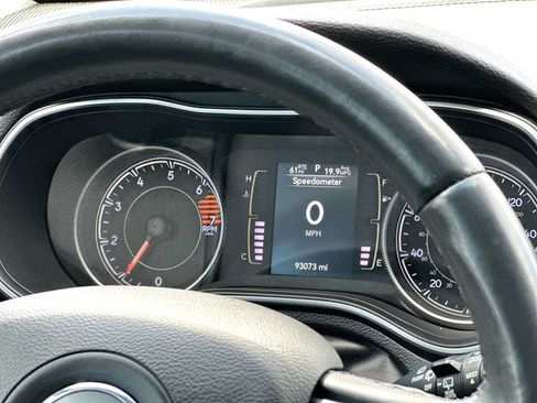 Used 2019 Jeep Cherokee Latitude Plus FWD image 19