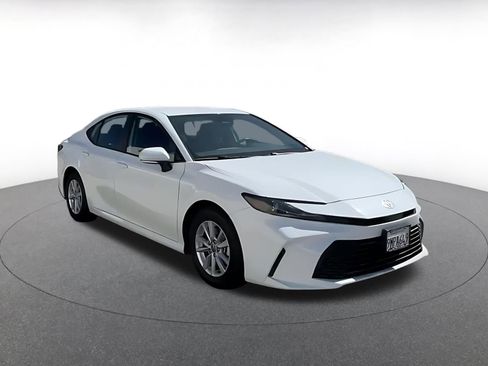 Used 2025 Toyota Camry LE image 3