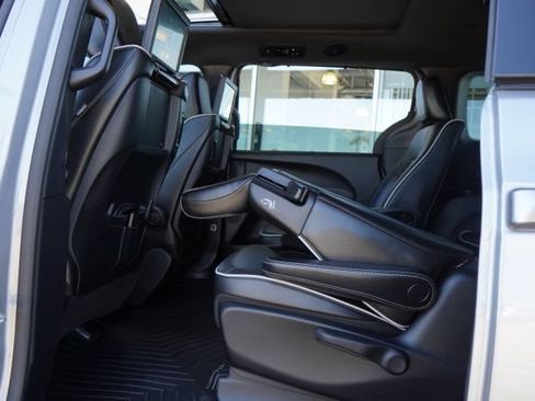 Used 2021 Chrysler Pacifica Limited w/ Uconnect Theater Family Group FWD image 26