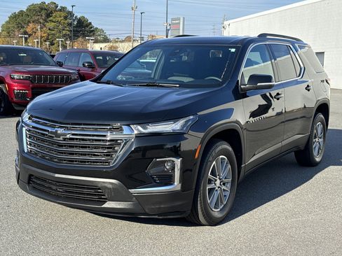 Used 2023 Chevrolet Traverse LT image 3