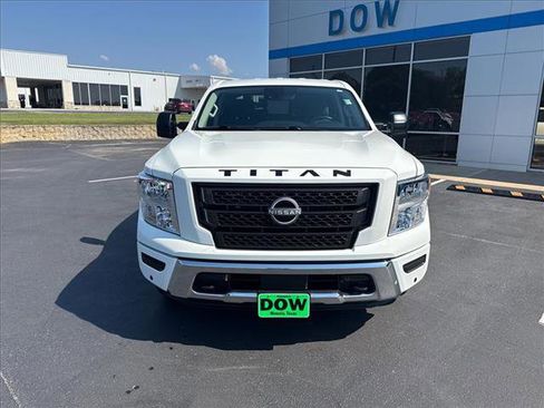 Used 2024 Nissan Titan SV w/ SV Convenience Package image 3