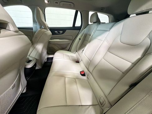 Used 2020 Volvo V60 T5 Cross Country image 20