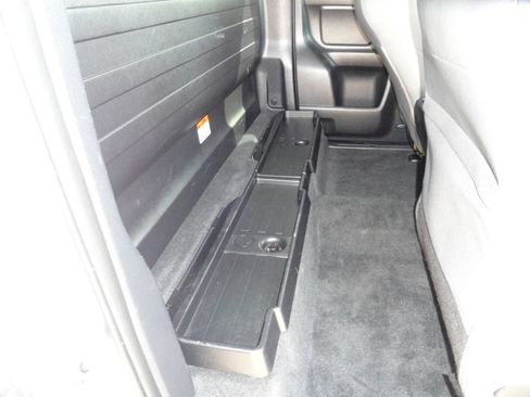 Used 2017 Toyota Tacoma SR5 RWD image 9