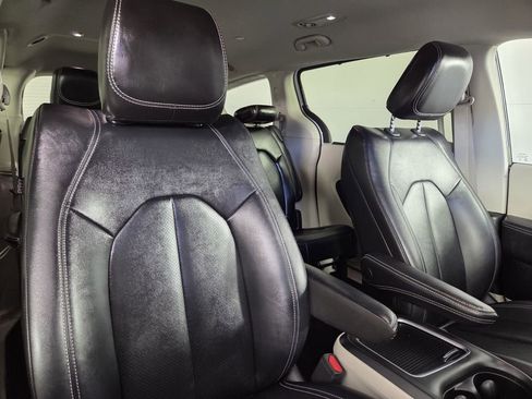 Certified 2024 Chrysler Pacifica Touring-L image 27