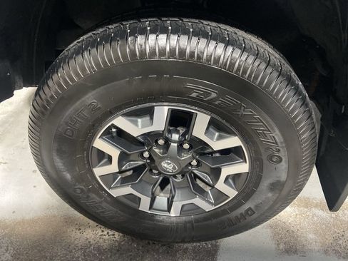Used 2020 Toyota Tacoma TRD Off-Road w/ Blackout Package AWD/4WD image 31