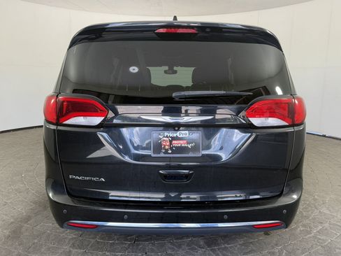 Used 2017 Chrysler Pacifica Touring-L FWD image 6