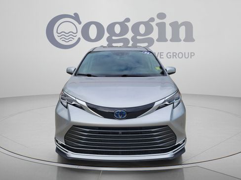 Used 2023 Toyota Sienna Platinum FWD image 5