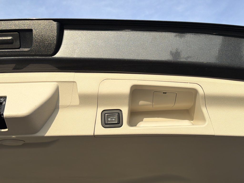 Used 2021 GMC Acadia Denali w/ Denali Technology Package FWD image 16
