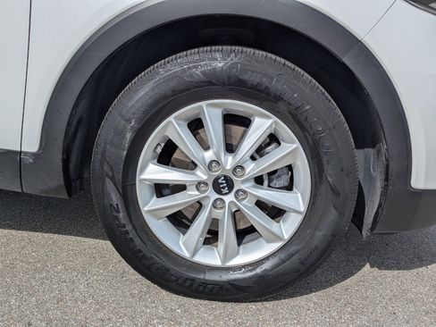 Used 2020 Kia Sorento LX image 11