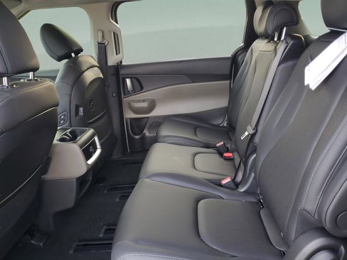New 2026 Kia Carnival EX FWD image 9