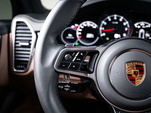 Certified 2023 Porsche Cayenne Platinum Edition AWD/4WD image 17
