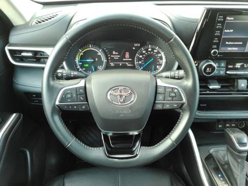 Used 2021 Toyota Highlander XLE image 37