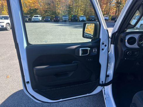 Used 2024 Jeep Wrangler Unlimited AWD/4WD image 9