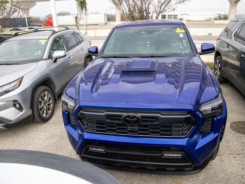 Used 2025 Toyota Tacoma TRD Sport image 3