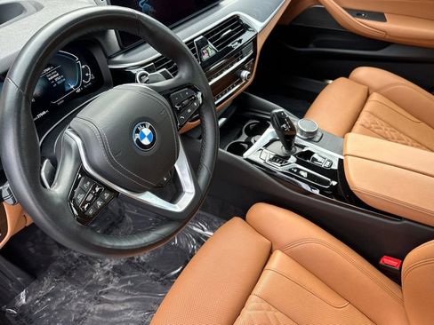 Used 2023 BMW 530e w/ Premium Package image 4