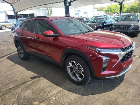 Used 2025 Chevrolet Trax LT w/ LT Convenience Package image 7