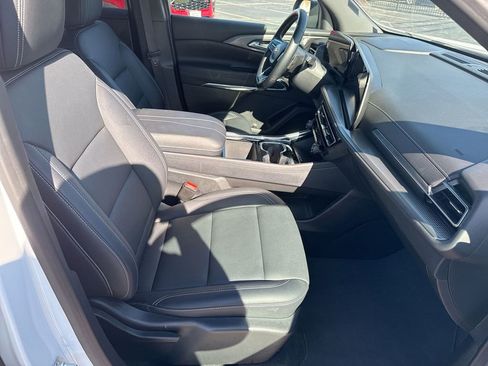 Used 2025 Chevrolet Traverse LT image 28