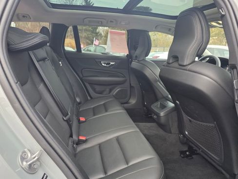 Used 2025 Volvo V60 B5 Cross Country Plus AWD/4WD image 32