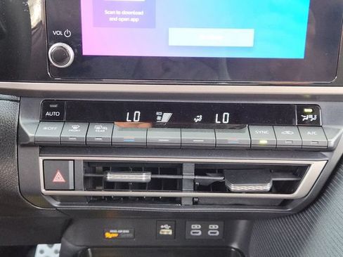 Used 2025 Toyota Camry SE w/ Convenience Package FWD image 17