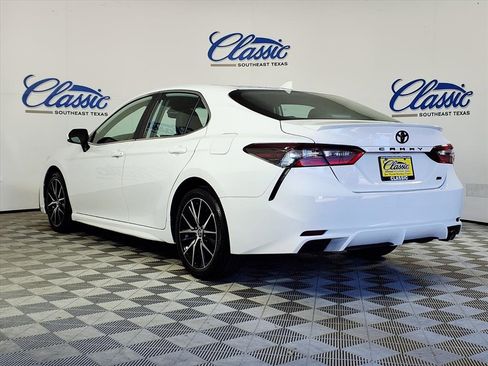 Used 2024 Toyota Camry SE image 2
