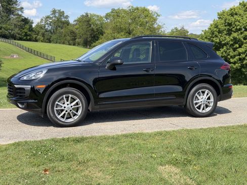 Used 2016 Porsche Cayenne AWD/4WD image 2