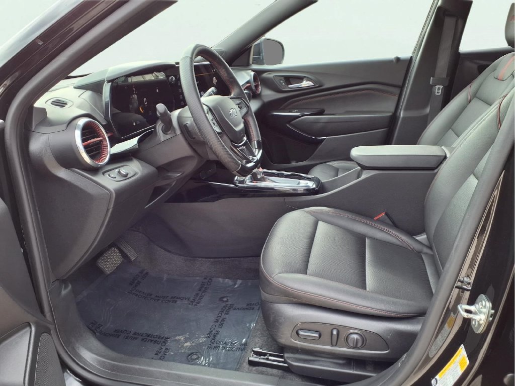 Used 2025 Chevrolet Trax RS FWD image 20