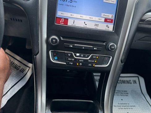 Used 2017 Ford Fusion SE w/ Fusion SE Technology Package image 5