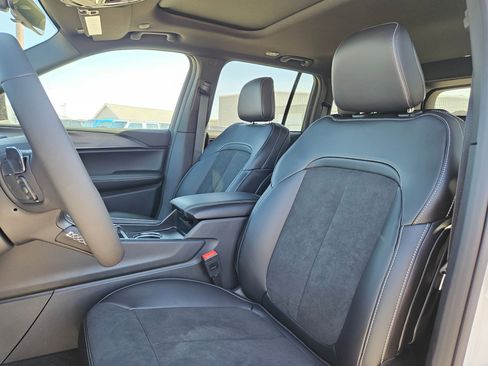 New 2025 Jeep Grand Cherokee Altitude image 12