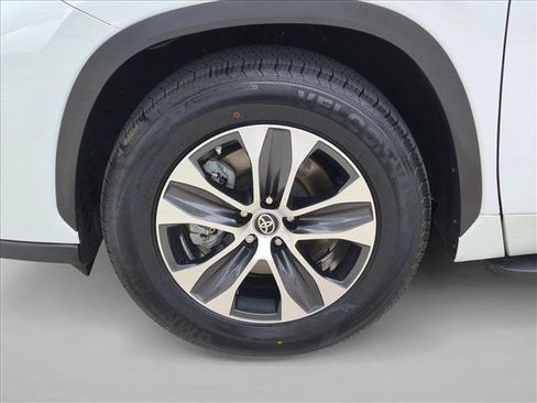 Used 2023 Toyota Highlander XLE FWD image 24