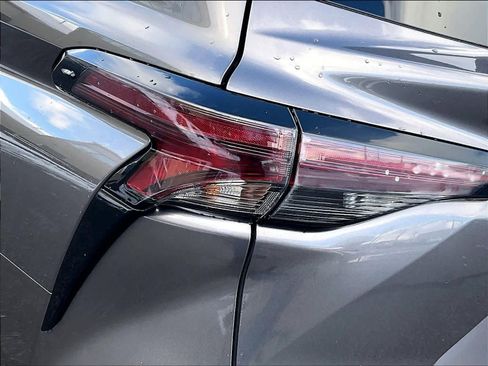 Used 2024 Toyota Sienna XLE image 34