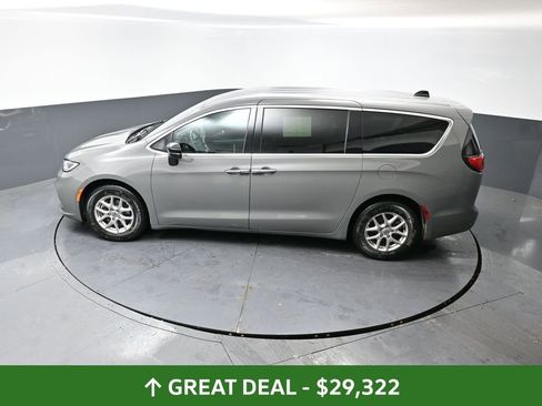 Used 2025 Chrysler Pacifica Select image 47
