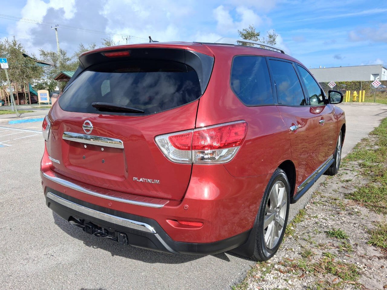 Used 2015 Nissan Pathfinder Platinum FWD image 6
