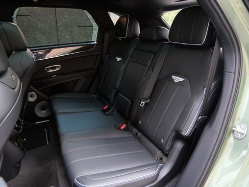 Used 2025 Bentley Bentayga image 20
