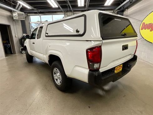 Used 2019 Toyota Tacoma SR image 3
