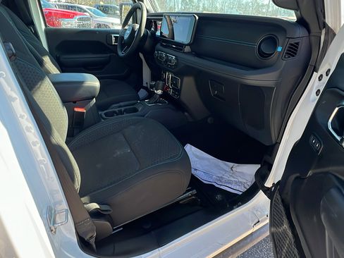 Used 2025 Jeep Wrangler Unlimited Rubicon 4xe w/ Convenience Group image 19